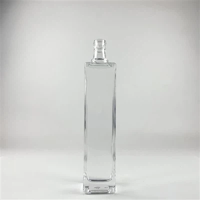 Fyrkantig tom vodkaglasflaska